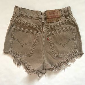 Vintage High Waisted Levi’s Shorts Size 24